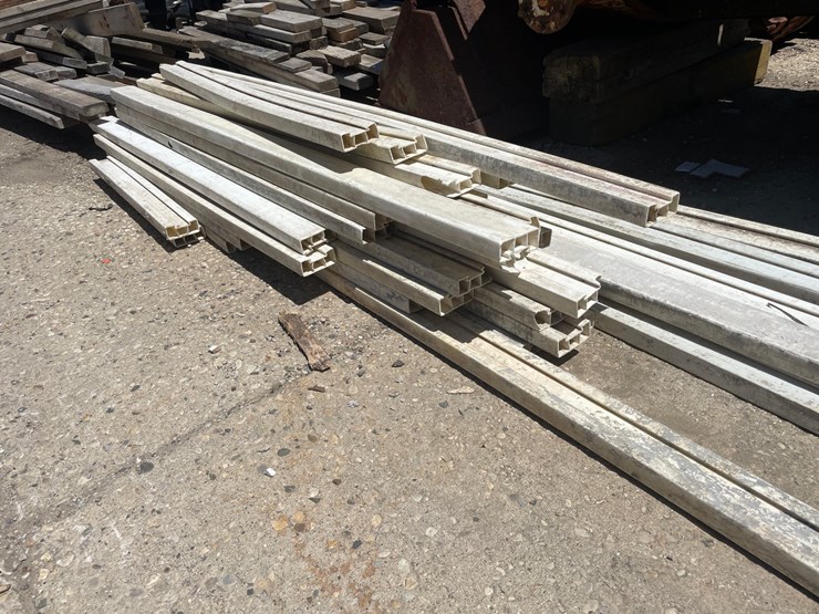 #6078-•-stack-of-plastic-form-boards-image-1