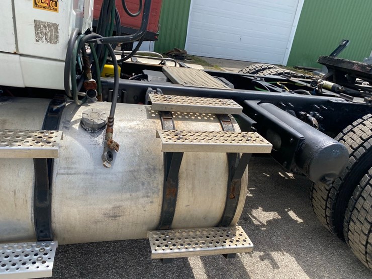2019-international-lt625-day-cab-semi-tractor-image-32