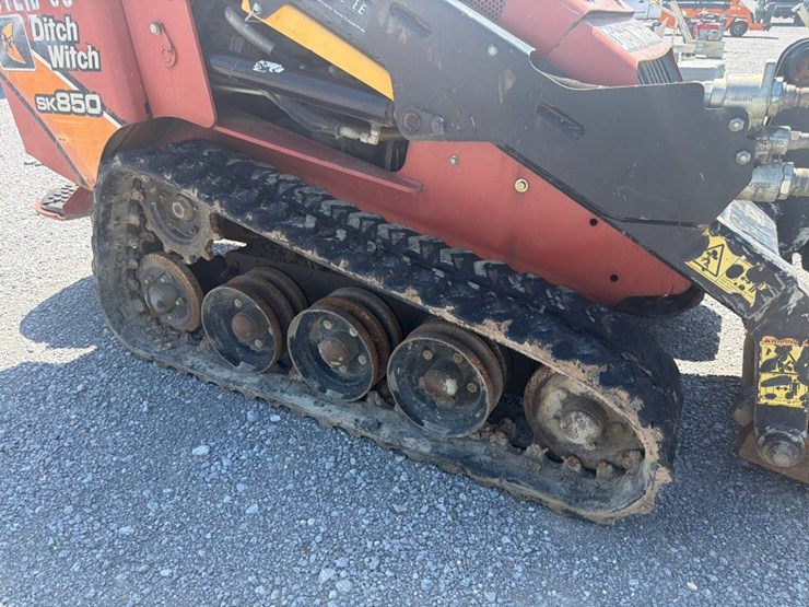 2015-ditch-witch-sk850-image-8