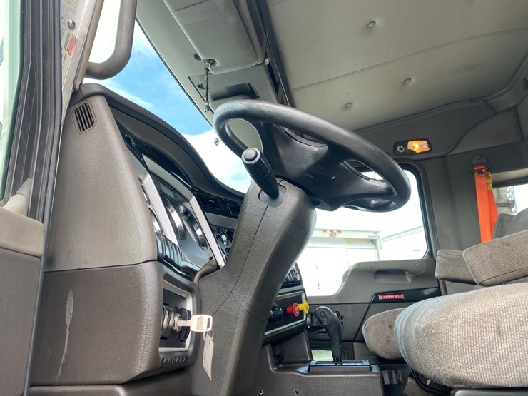 2014-kenworth-t400-single-axle-day-cab-semi-tractor-image-48