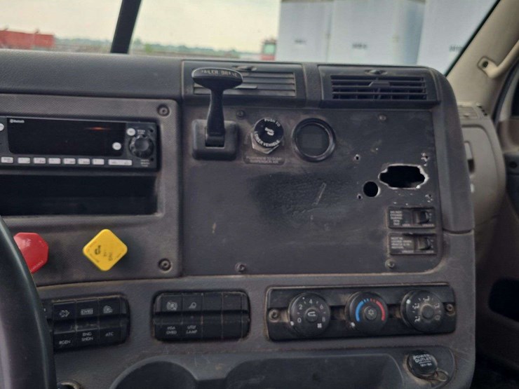 2015-freightliner-cascadia-125-image-18