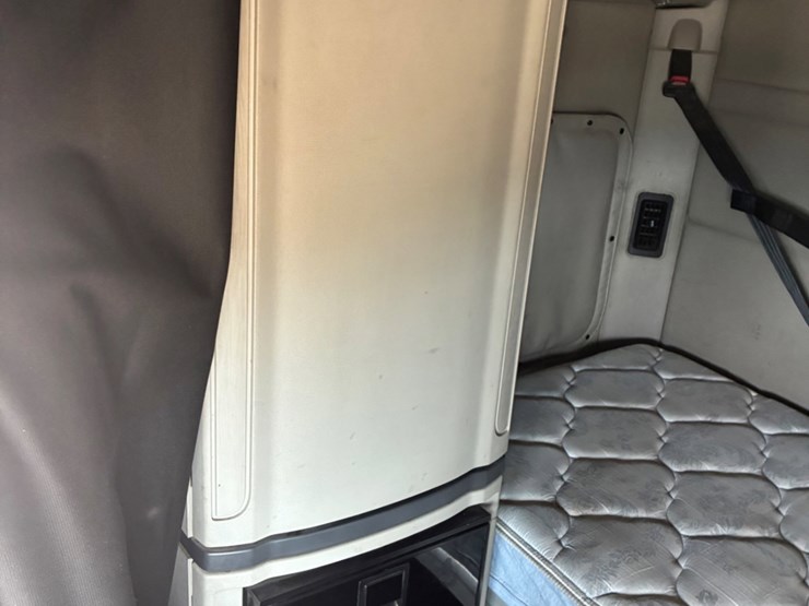2019-peterbilt-579-image-10