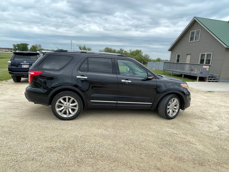 2011-ford-explorer-limited-image-3