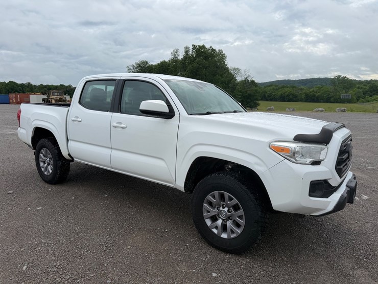 2018-toyota-tacoma-sr5-image-3