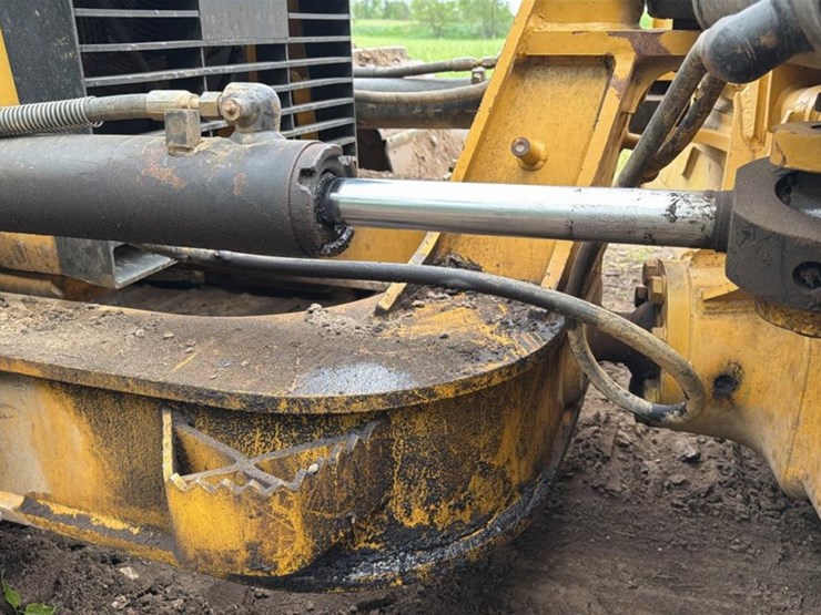 2018-caterpillar-d6k-image-31