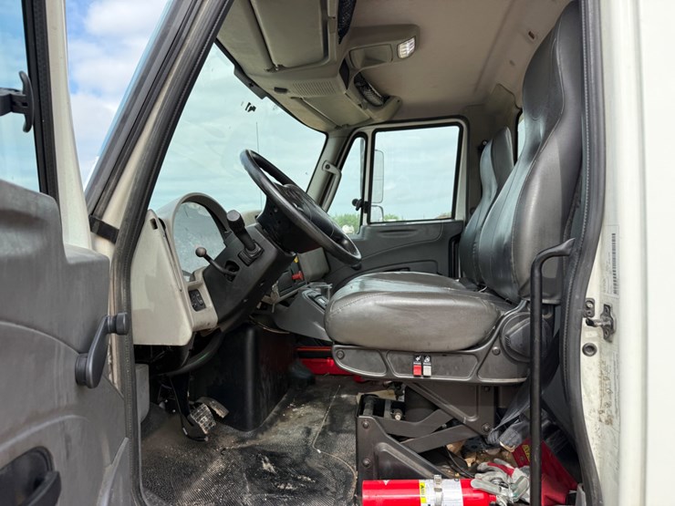2018-international-durastar-4300-image-9