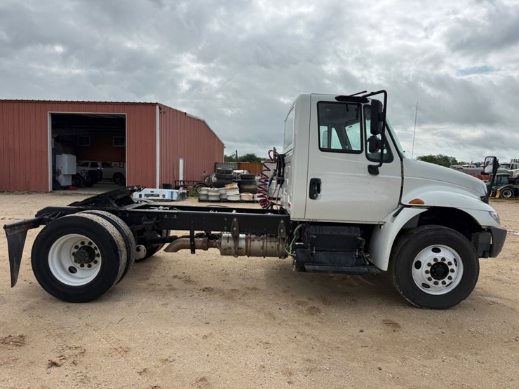 2018-international-durastar-4300-image-4