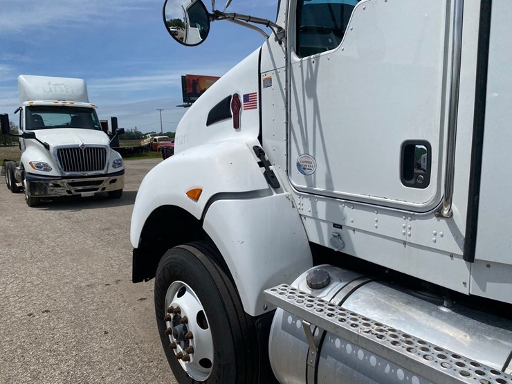 2014-kenworth-t400-single-axle-day-cab-semi-tractor-image-11