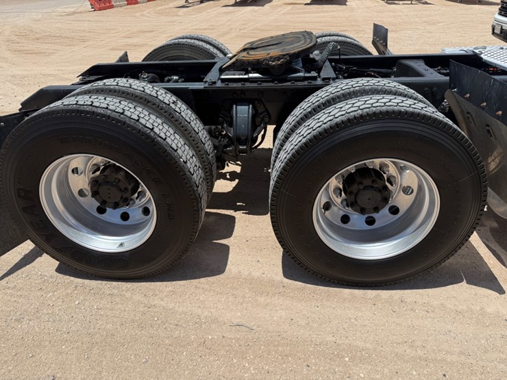 2016-kenworth-t800-image-8