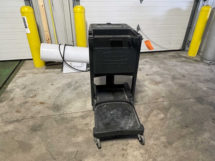 #5513-•-rubbermaid-cart-image-2