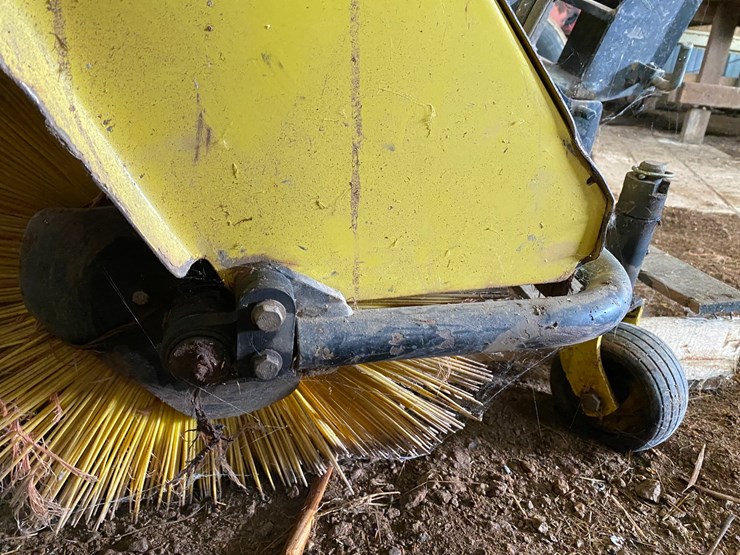 #3590-•-john-deere-quick-hitch-broom-image-12