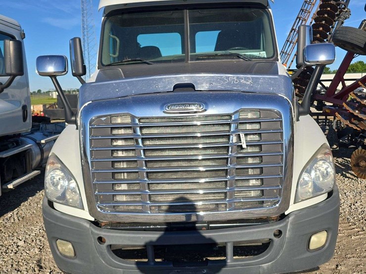 2014-freightliner-cascadia-125-image-2