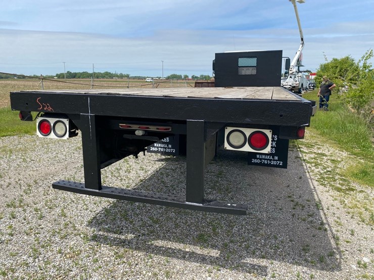 2013-freightliner-m2-flatbed-image-2