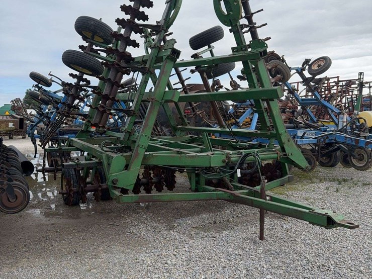 john-deere-335-image-1