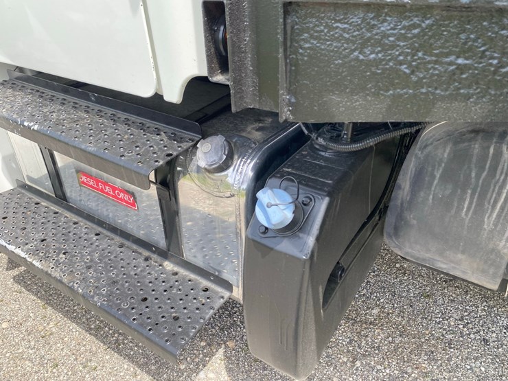 2013-freightliner-m2-flatbed-image-47