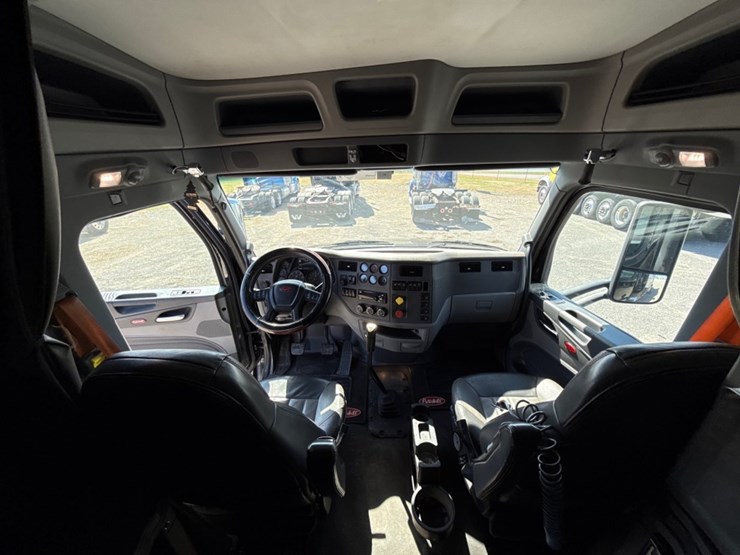2018-peterbilt-579-image-8