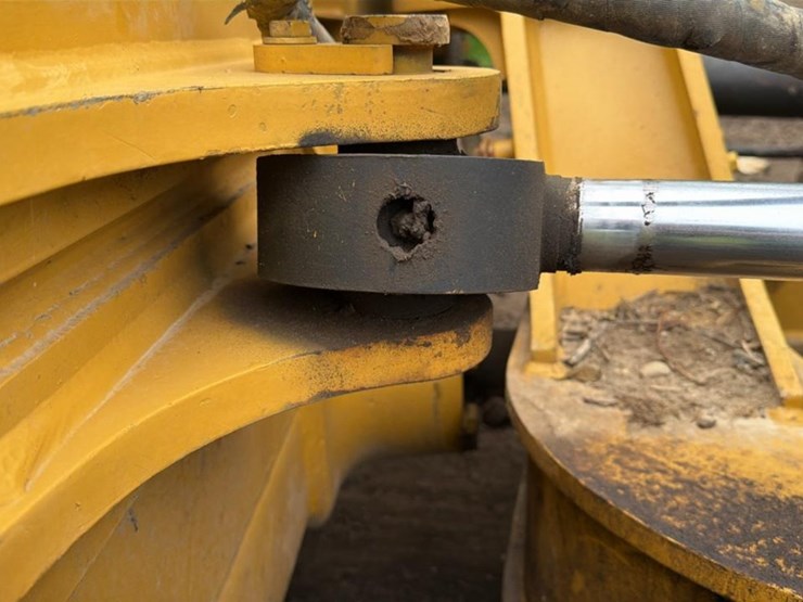 2018-caterpillar-d6k-image-28