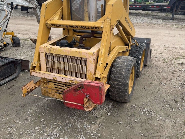 new-holland-l425-image-3