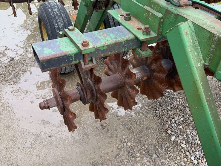 john-deere-335-image-7
