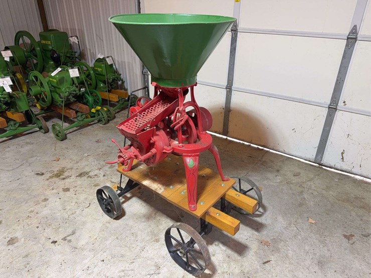 maple-leaf-jr.-grain-grinder-image-3