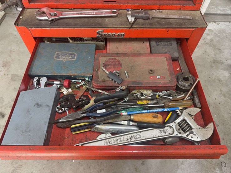 snap-on-tool-cabinet-with-assorted-tools-image-14