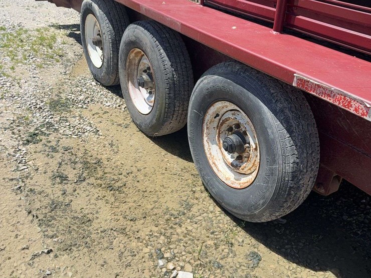 2003-gooseneck-livestock-trailer,-32ft,-2-cut-gates,-triple-axel,-wood-floor,-vin#-td259200,-butterfly-tailgate-image-5