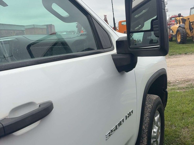2022-chevrolet-3500-image-18