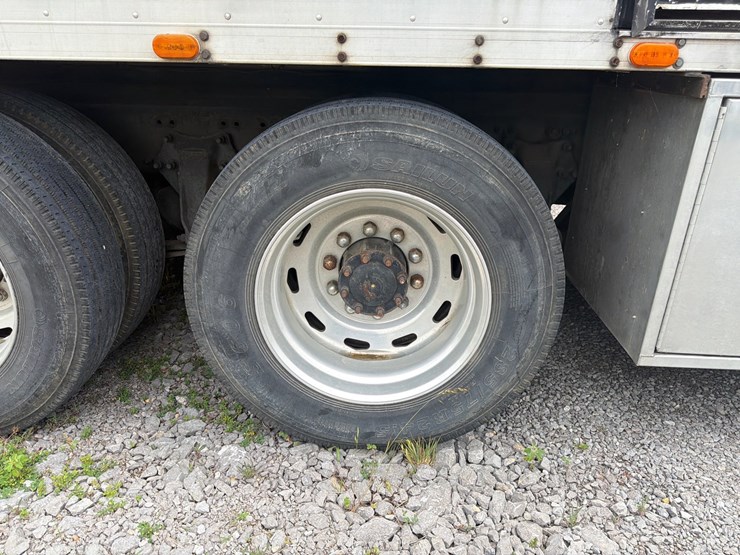freightliner-fl112-image-12