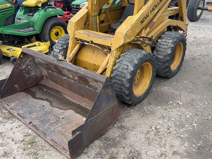 new-holland-l425-image-1