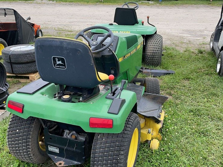 john-deere-320-image-3