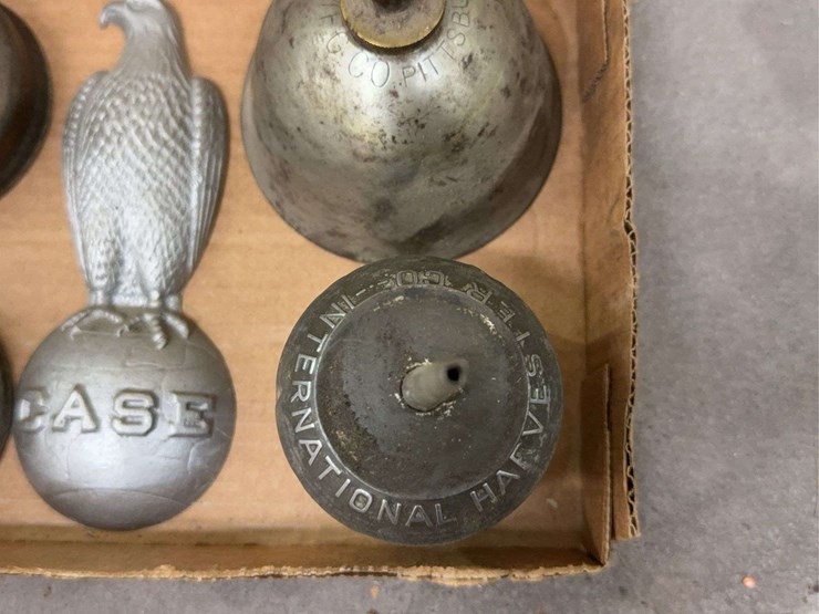 case-eagle-emblem-and-oil-cans-image-2