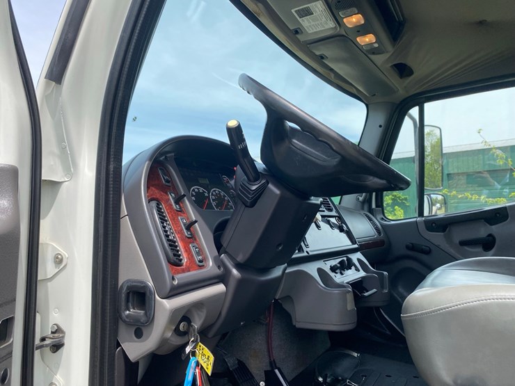 2013-freightliner-m2-flatbed-image-50