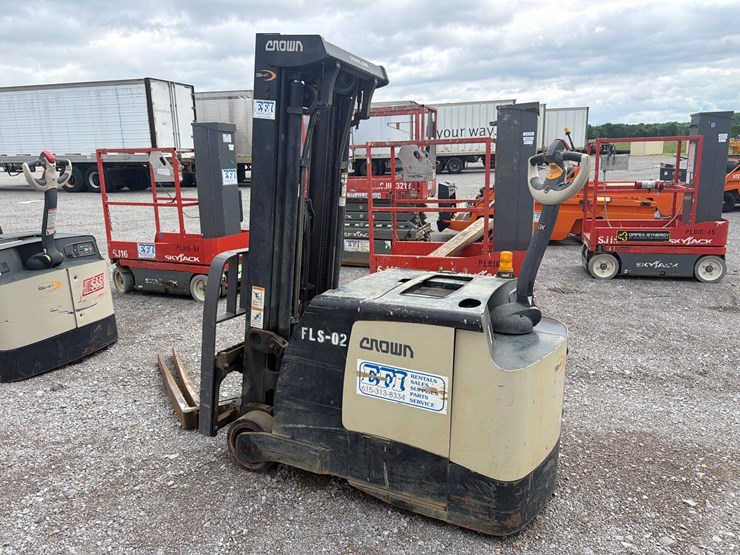 #101-•-crown-shc-500-25-walkie-electric-stacker-forklift-image-4