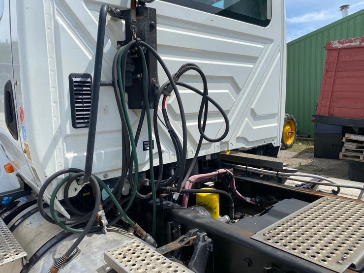 2019-international-lt625-day-cab-semi-tractor-image-33
