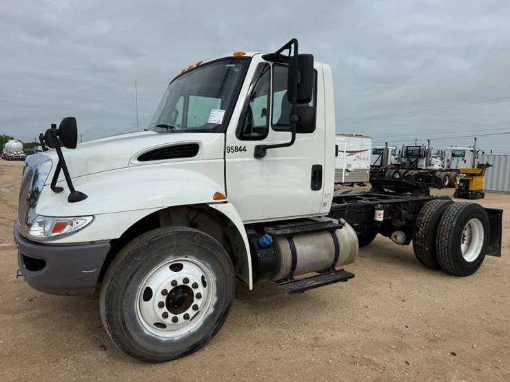 2018-international-durastar-4300-image-1