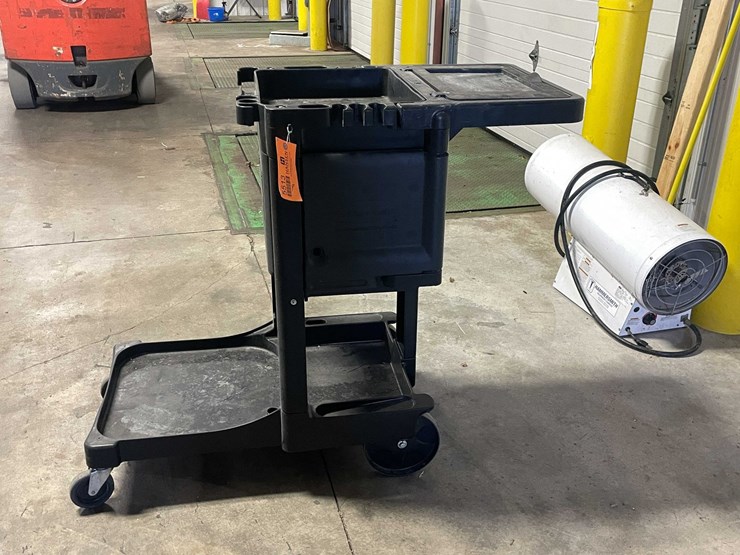 #5513-•-rubbermaid-cart-image-1