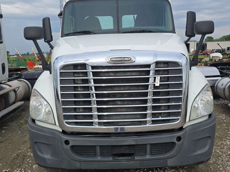 2015-freightliner-cascadia-125-image-2