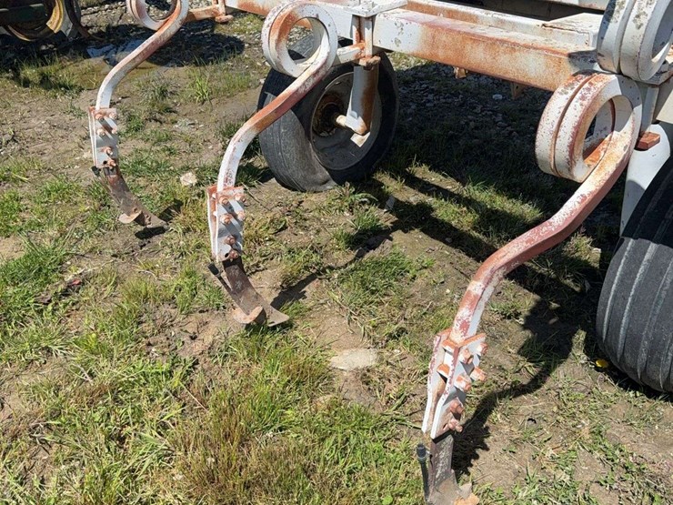 6-row-pull-type-anhydrous-applicator-image-4