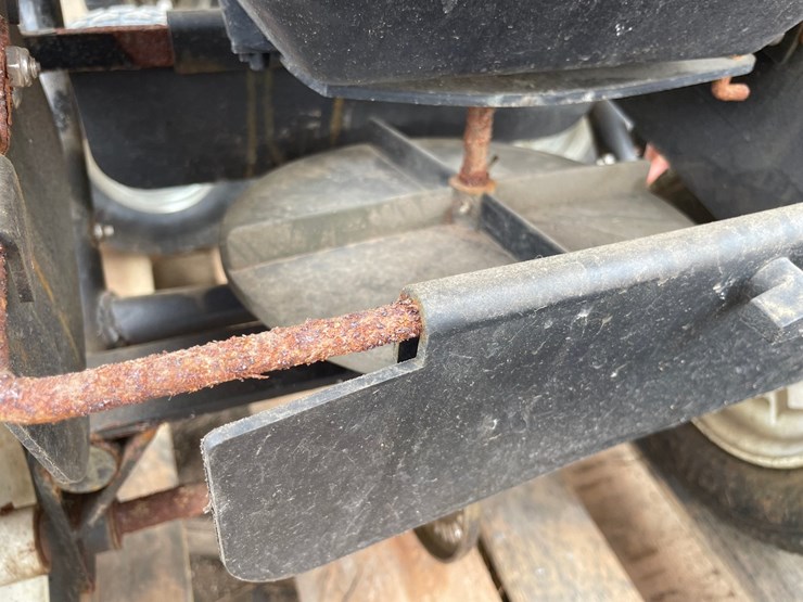 #6031-•-hoses,-hose-rail,-and-salt-dogg-spreader-image-5
