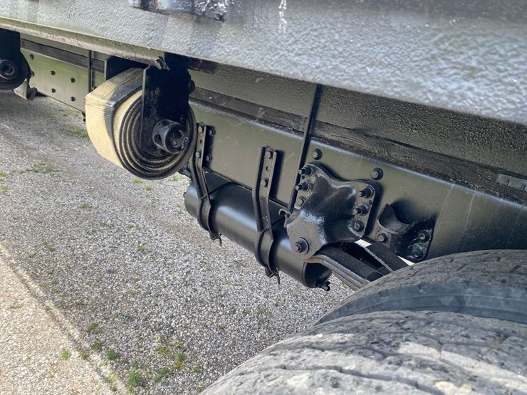 2013-freightliner-m2-flatbed-image-44