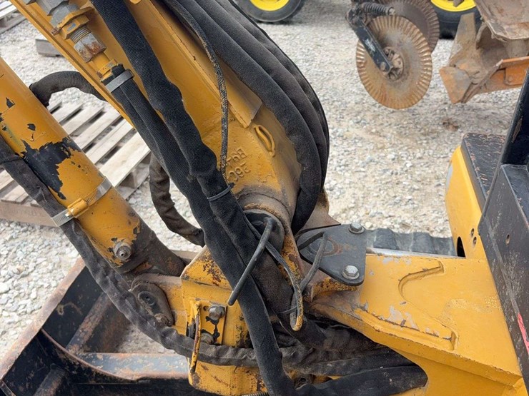caterpillar-302.5-image-13