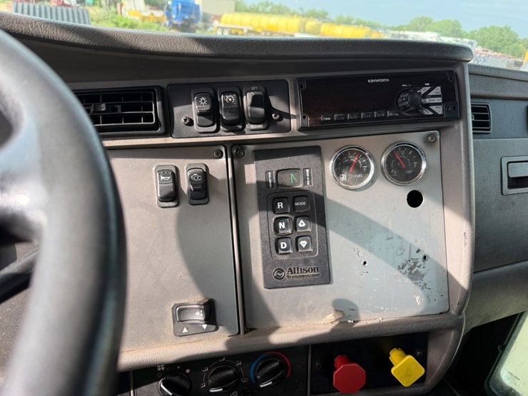 2016-kenworth-t370-image-11