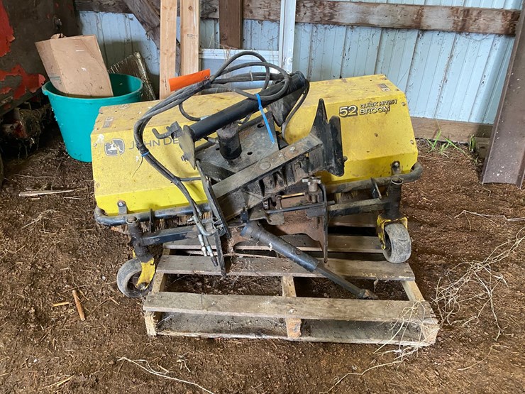 #3590-•-john-deere-quick-hitch-broom-image-2
