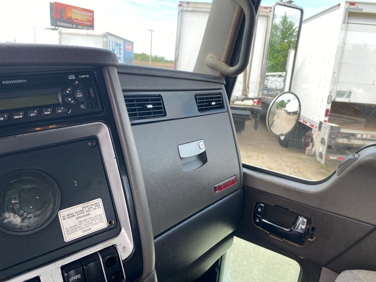 2014-kenworth-t400-single-axle-day-cab-semi-tractor-image-69