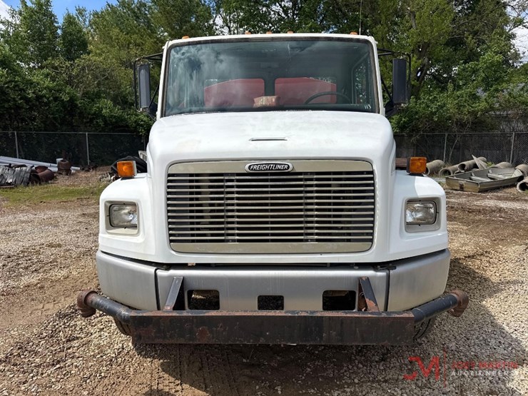2001-freightliner-fl70-image-7