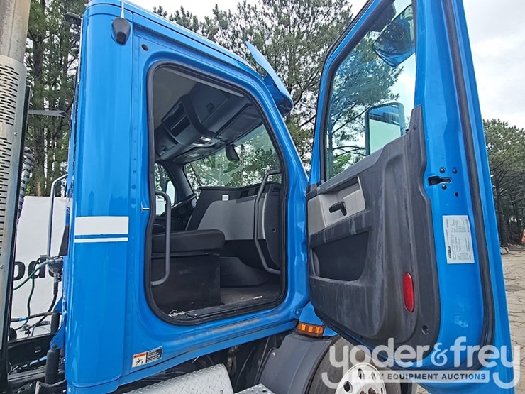 2019-freightliner-cascadia-116-image-24
