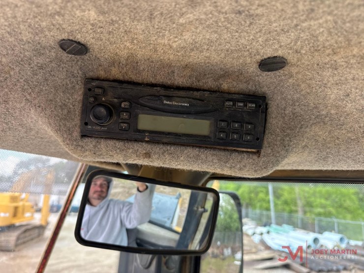2004-deere-624j-image-30