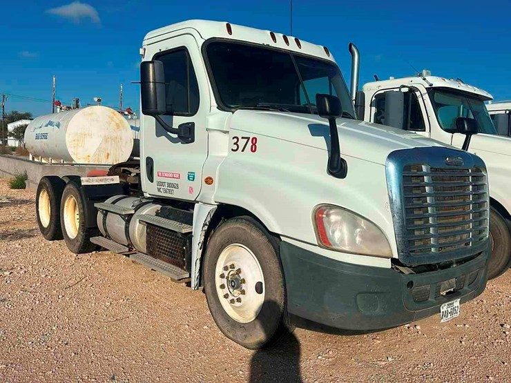 2014-freightliner-cascadia-image-2