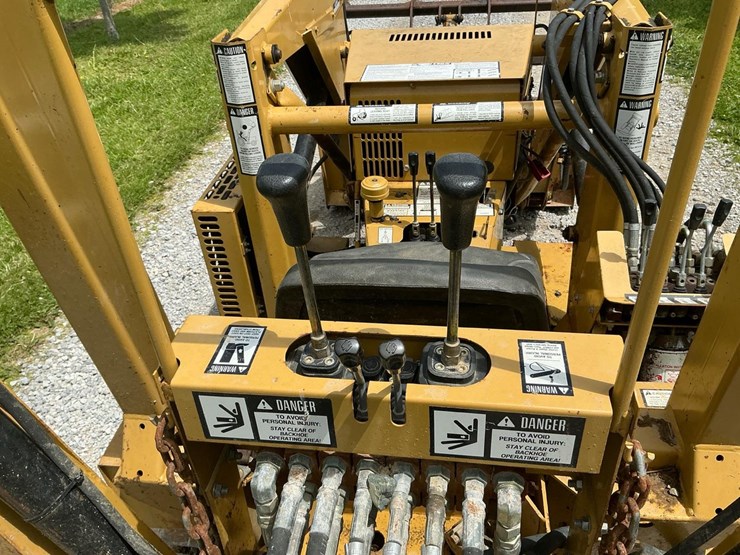 #121-•-2014-magnatrac-mh-7000-crawler-loader-image-34