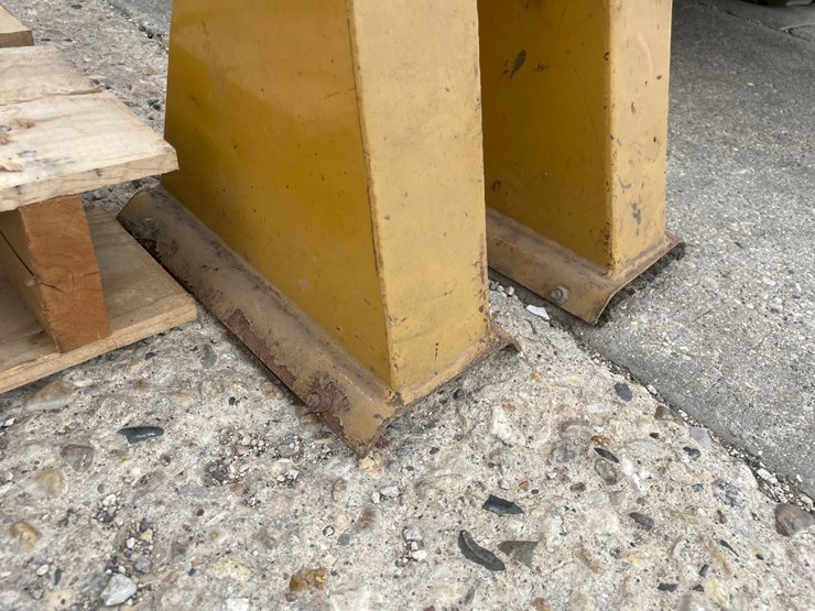 #6041-•-pair-of-dump-truck-hoist-jacks-image-4